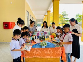 Giáo viên  và học sinh đang cùng đọc sách