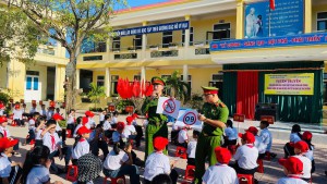 TRƯỜNG TIỂU HỌC KỲ NINH PHỐI HỢP CÔNG AN PHƯỜNG HẢI NINH TỔ CHỨC TUYÊN TRUYỀN GIÁO DỤC PHÁP LUẬT VỀ ATGT – PHÒNG, CHỐNG TỆ NẠN XÃ HỘI, MA TÚY VÀ BẠO LỰC HỌC ĐƯỜNG