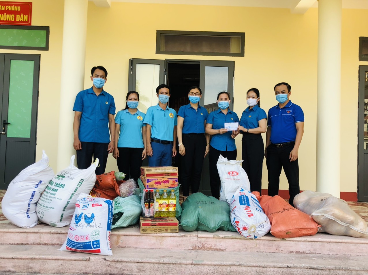 Công Đoàn nhà trường trao tiền mặt và các nhu yếu phẩm thiết yếu ủng hộ phòng chống dịch Covid-19