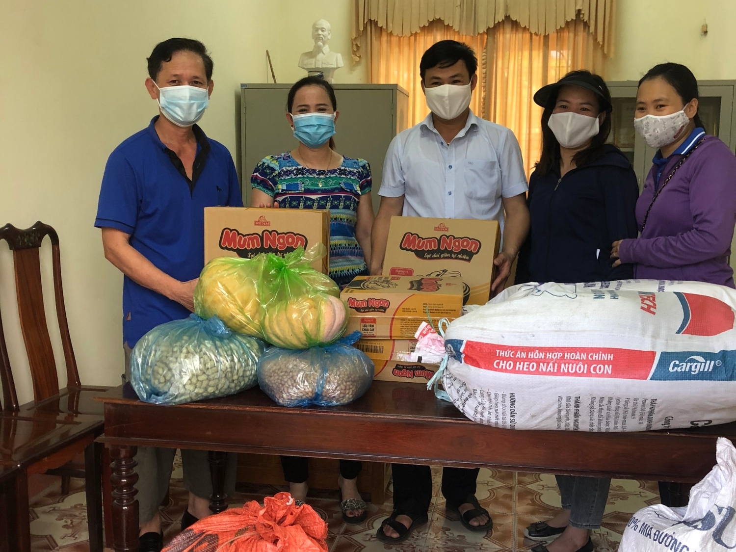 Trao tiền mặt và nhu yếu phẩm tại Hội ND thị xã Kỳ Anh