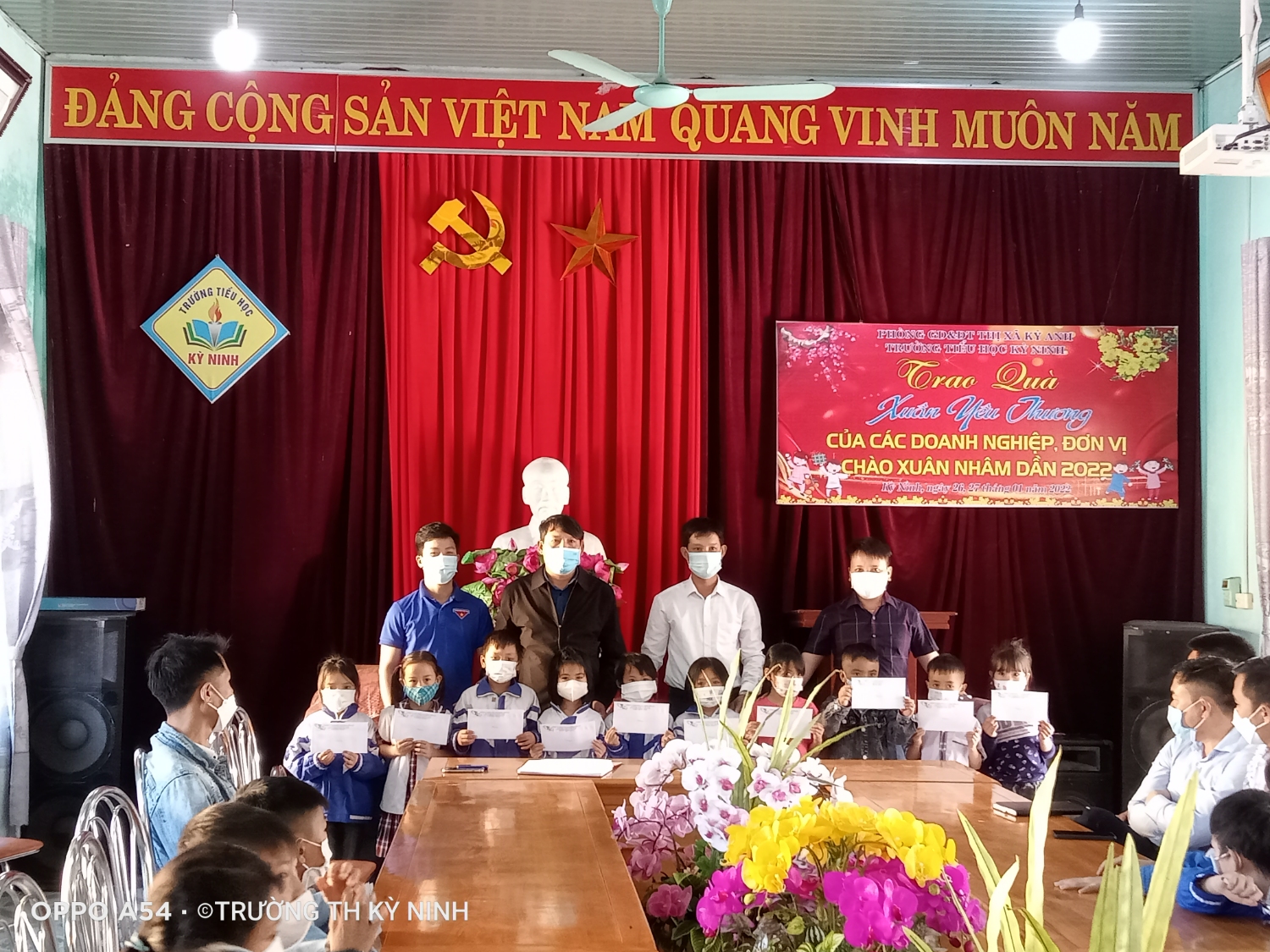 Các doanh nghiệp xã nhà trao quà cho các em học sinh.
