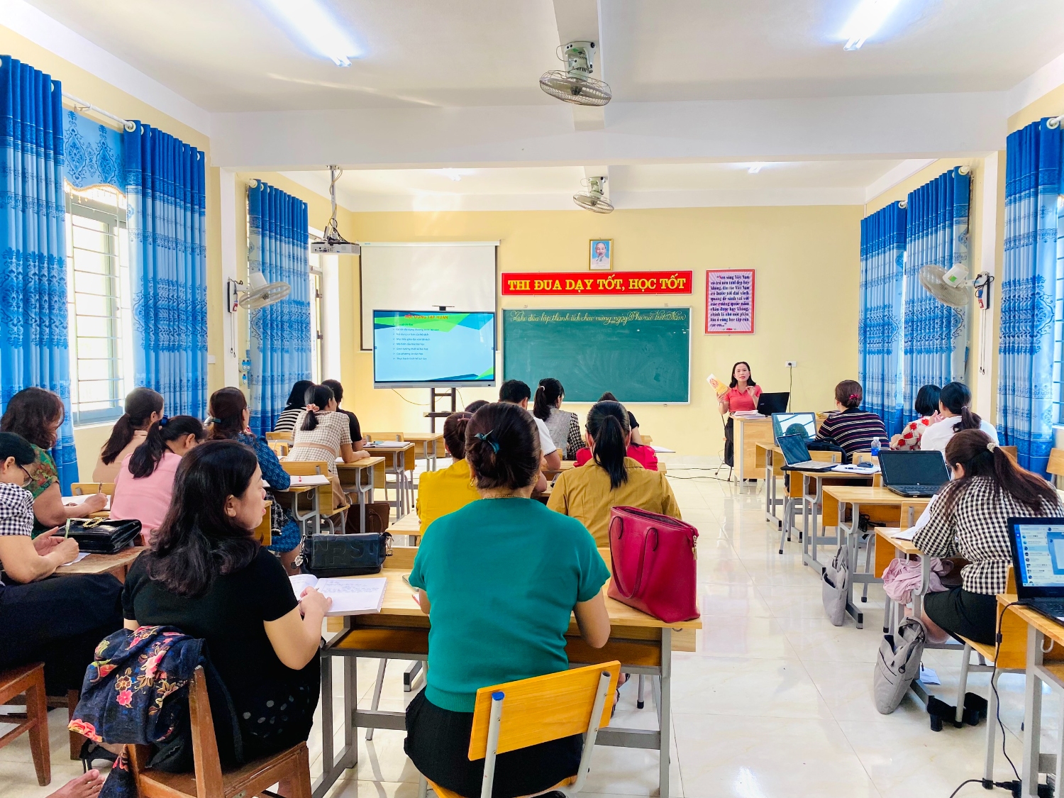 TRƯỜNG TIỂU HỌC KỲ NINH TẬP HUẤN SỬ DỤNG TÀI LIỆU “BÁC HỒ VÀ NHỮNG BÀI HỌC VỀ ĐẠO ĐỨC, LỐI SỐNG DÀNH CHO HỌC SINH” VÀ “VĂN HÓA GIAO THÔNG”