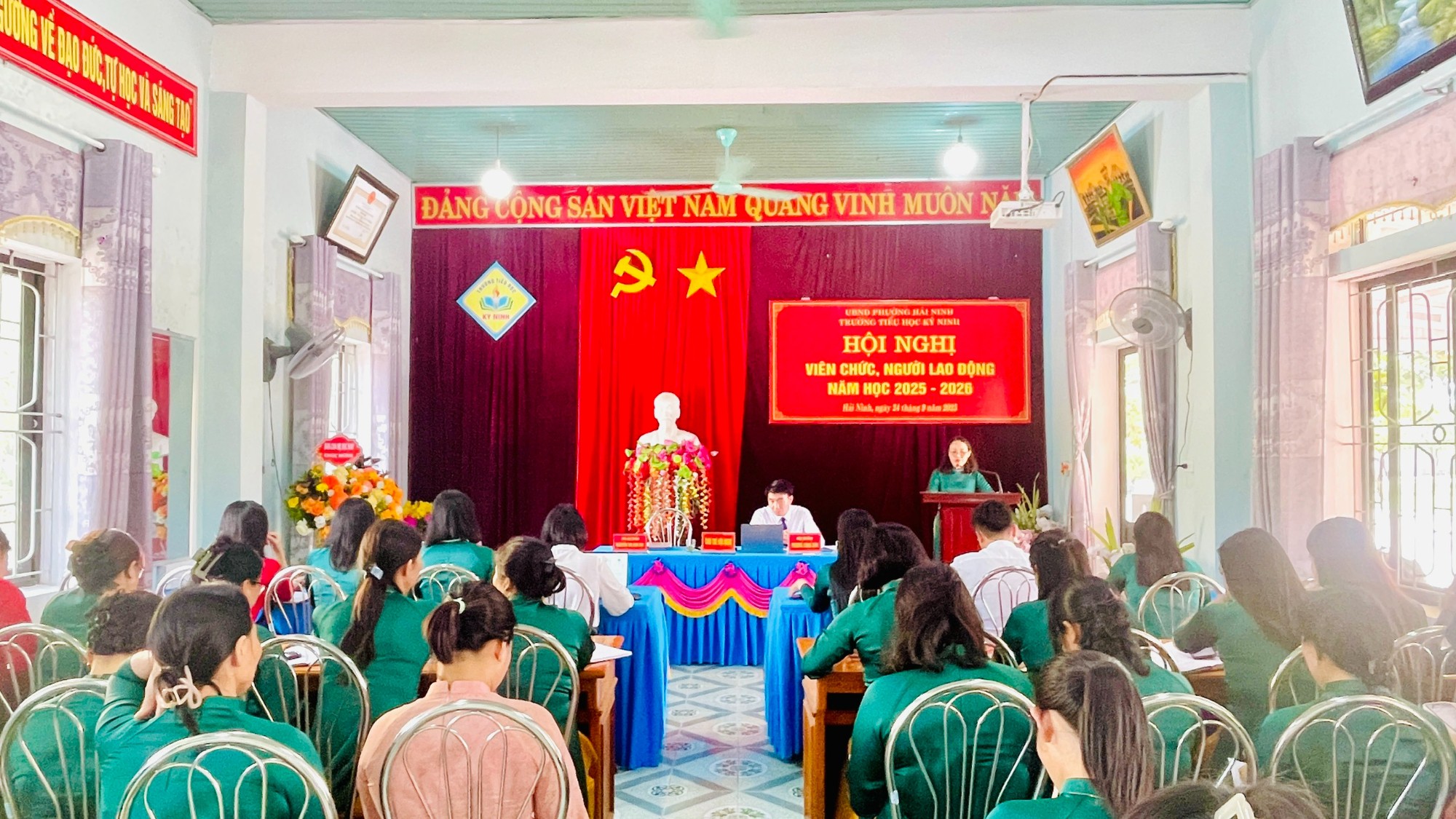 TRƯỜNG TIỂU HỌC KỲ NINH TỔ CHỨC THÀNH CÔNG  HỘI NGHỊ VIÊN CHỨC VÀ NGƯỜI LAO ĐỘNG NĂM HỌC 2025 - 2026.