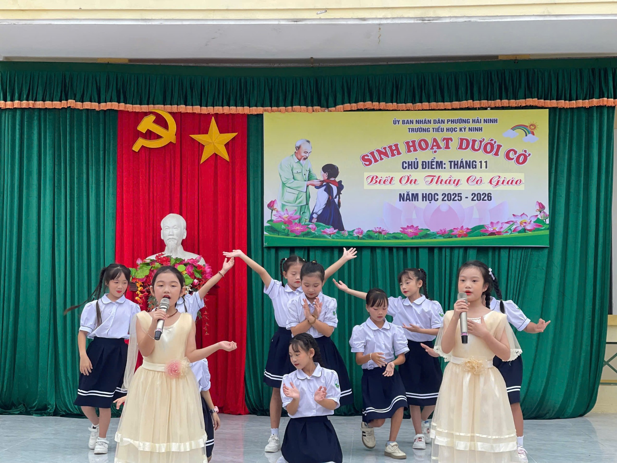 SINH HOẠT DƯỚI CỜ, CHỦ ĐIỂM THÁNG 11: BIẾT ƠN THẦY CÔ GIÁO - TRƯỜNG TIỂU HỌC KỲ NINH