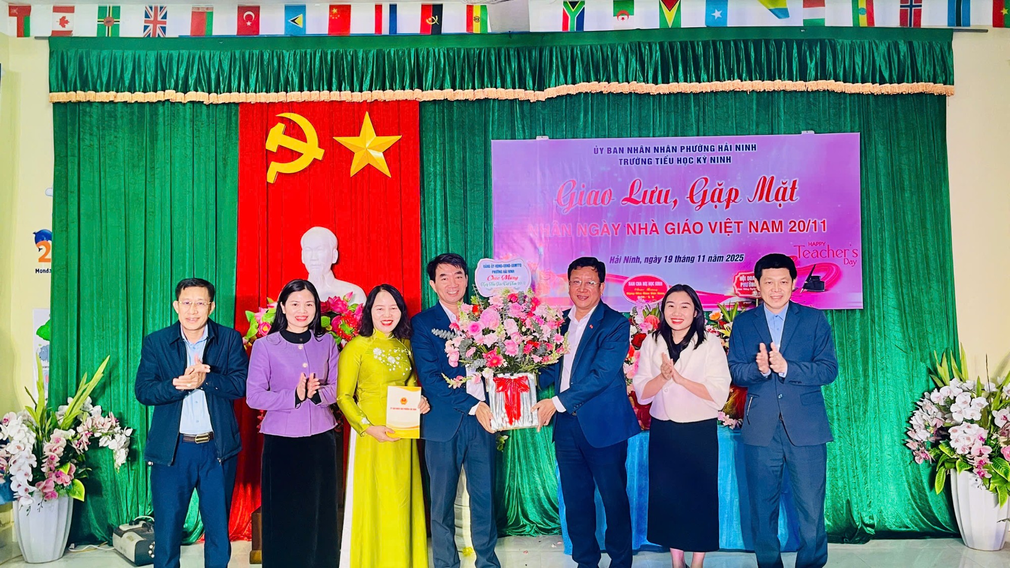 TRƯỜNG TIỂU HỌC KỲ NINH GIAO LƯU, GẶP MẶT NHÂN NGÀY NHÀ GIÁO VIỆT NAM 20/11